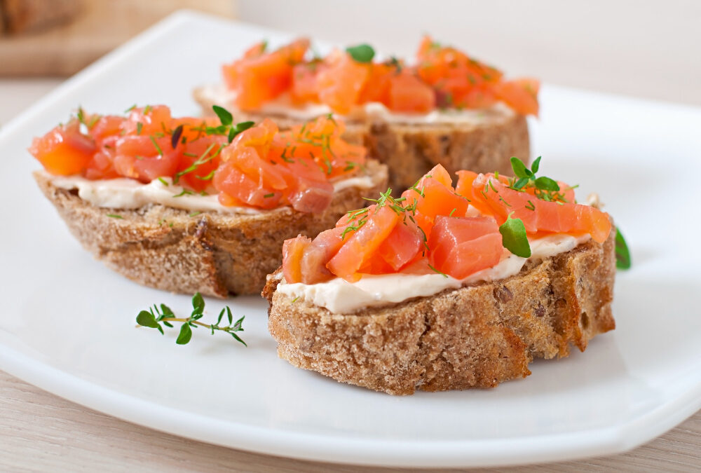 Tartar de salmón con queso crema sobre tostadas de pan